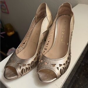 Antonie EU 22.5 Women’s Size 5.5 Gold Tone Peep Toe Heels